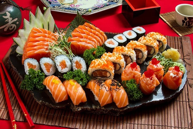 Sushi và sashimi có thể chứa vi khuẩn gây bệnh nếu nguyên liệu không bảo đảm