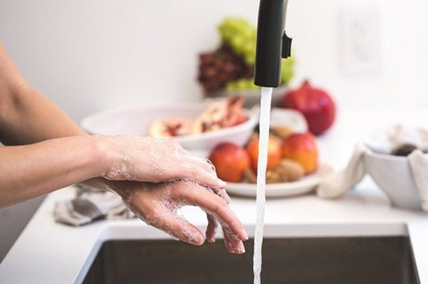 Rửa tay bằng xà phòng trước, trong, sau khi chế biến thức ăn để phòng tránh ngộ độc thực phẩm do tụ cầu vàng