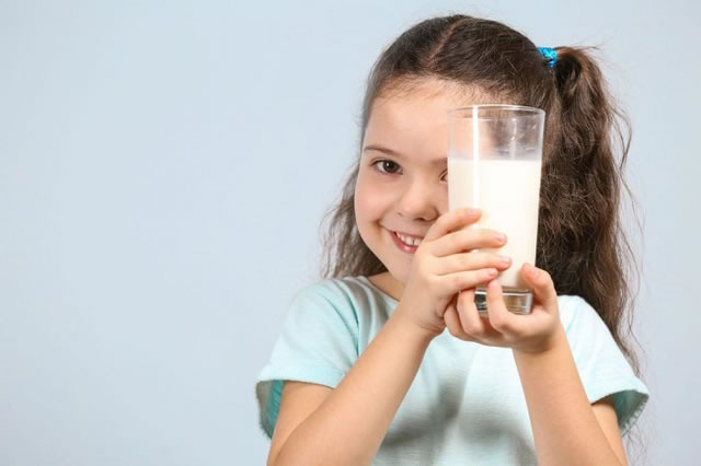 Trẻ uống quá nhiều sữa tươi và những hệ lụy với sức khỏe - Ảnh 1