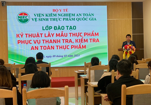 Lớp đào tạo “Kỹ thuật lấy mẫu thực phẩm phục vụ thanh tra, kiểm tra an toàn thực phẩm” cho cán bộ thuộc Trung tâm y tế, Trung tâm Kiểm nghiệm thuốc, mỹ phẩm, thực phẩm của một số tỉnh thành trong cả nước