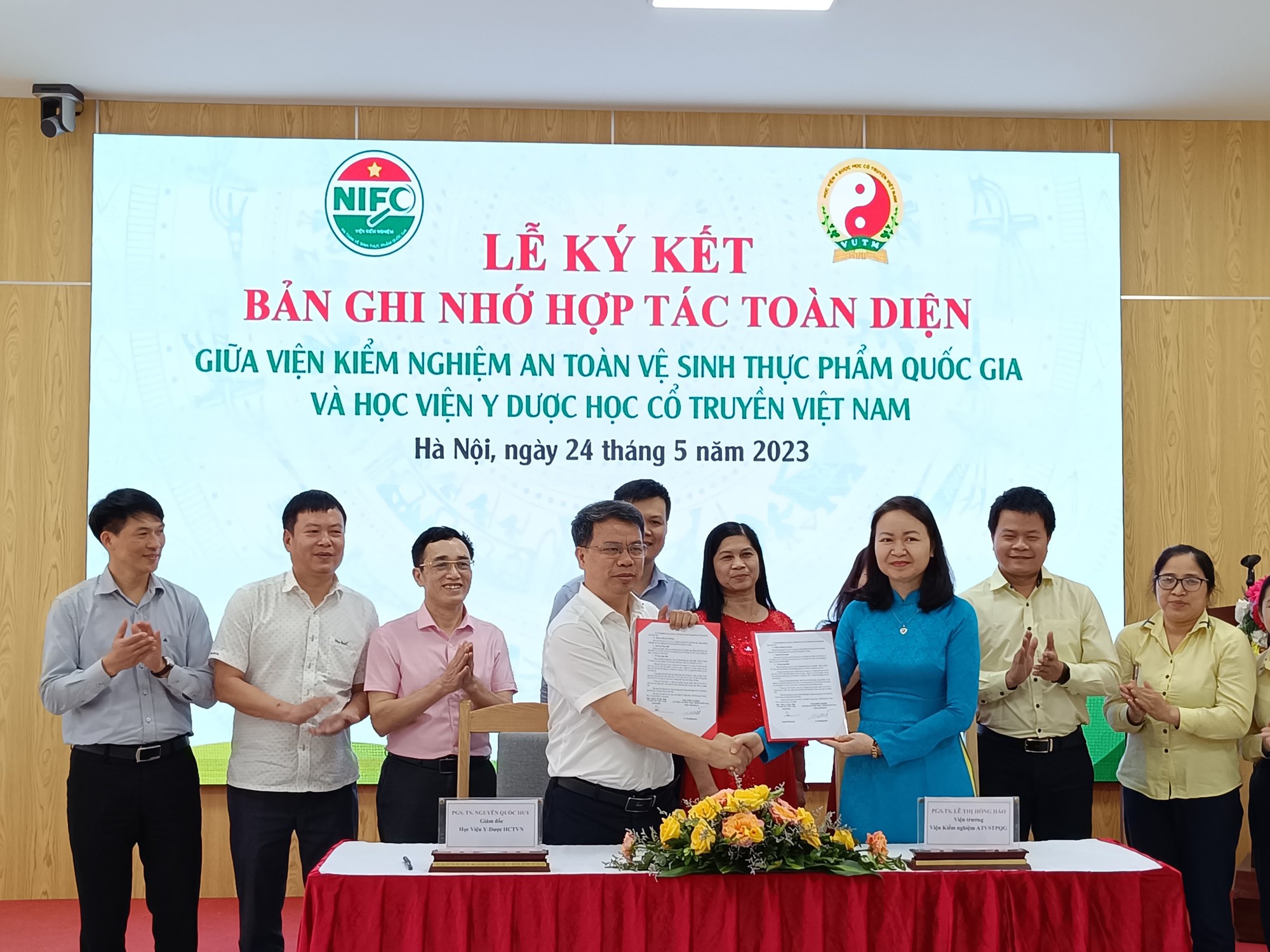 Viện Kiểm nghiệm an toàn vệ sinh thực phẩm Quốc gia và Học viện Y Dược học cổ truyền Việt Nam ký kết hợp tác
