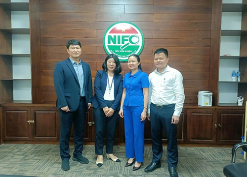 dai-dien-ban-lanh-dao-NIFC-va-doan-MFDS-chup-anh-luu-niem