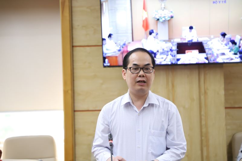 TS. Tạ Mạnh Hùng, Phó Cục trưởng Cục Quản lý Dược, Bộ Y tế báo cáo tại hội nghị
