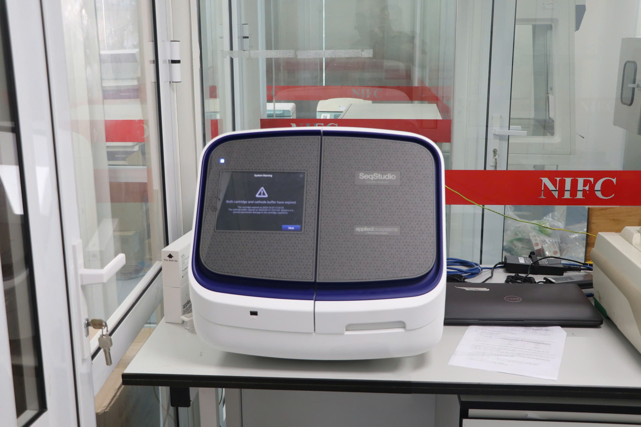 may-giai-trinh-tu-SeqStudio-Genetic-Analyzer