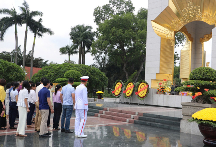 vien-kiem-nghiem-dang-huong-tuong-nho-cac-anh-hung-liet-sy-02