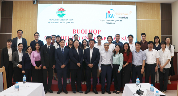 Organizing-committee-and-delegates-took-a-souvenir-photo
