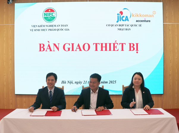 Representatives-of-Japan-JICA-and-KBC-handed-over-the-equipments-to-the-NIFC-01