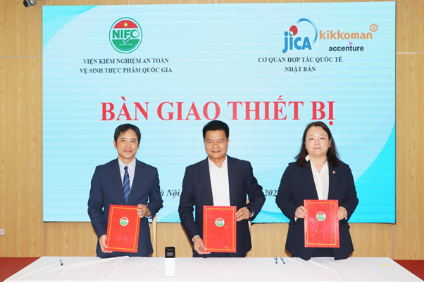 Representatives-of-Japan-JICA-and-KBC-handed-over-the-equipments-to-the-NIFC