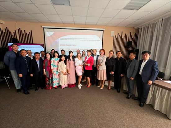 Image-of-delegates-taking-souvenir-photos-at-the-roundtable