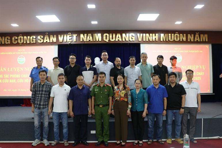 lanh-dao-vien-chup-anh-cung-giang-vien-va-doi-pccc-nifc