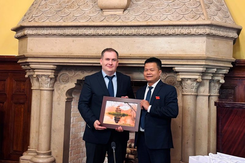 Associate-professor-dr-tran-cao-son-deputyd-director-of-the-national-institute-of-food-safety-inspection-presents-a-token-of-appreci