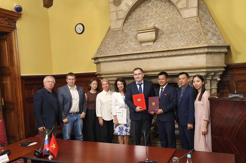 Images-of-the-exchange-of-the-memorandum-of-understanding-between-the-two-institutes