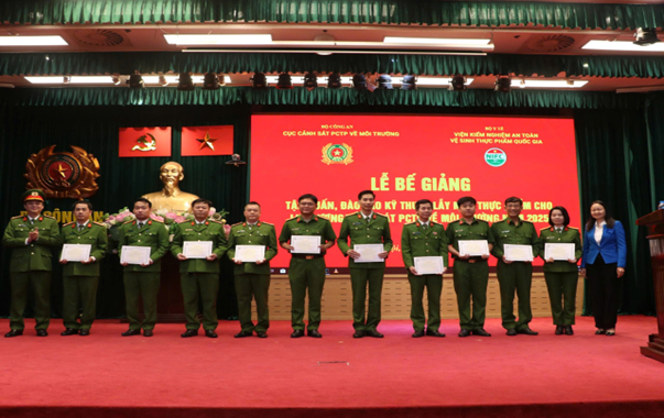 pgs-ts-le-thi-hong-hao-va-dai-ta-ts-nguyen-viet-phuong-trao-chung-chi-cho-hoc-vien