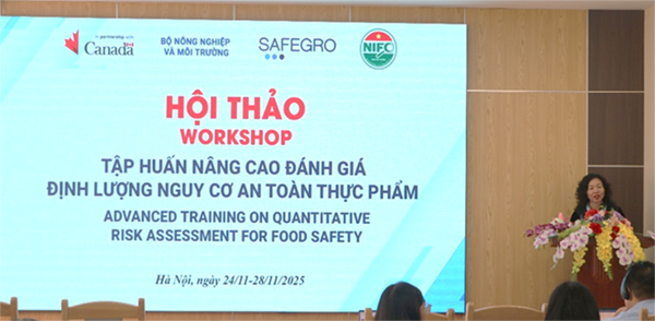 Assoc-Prof-Tran-Thi-Dinh-gave-the-opening-speech-of-the-class