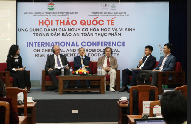 Roundtable-discussion-between-the-chairpersons-speakers-and-attendees