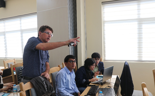 TS-Greg-Paoli-huong-dan-hoc-vien-trong-khoa-hoc