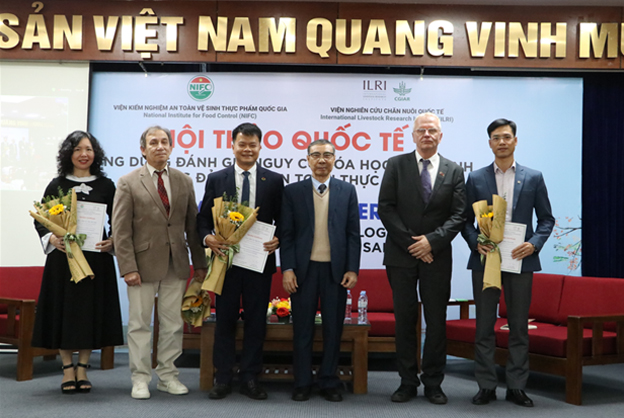 The-chairman-of-the-scientific-session-awarded-certificates-and-flowers-to-the-presenters