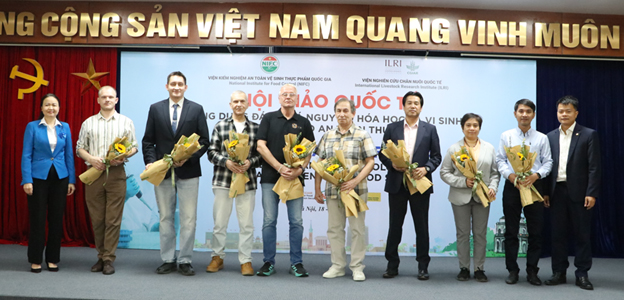 ban-to-chuc-chup-anh-luu-niem-voi-bao-cao-vien-dai-bieu-quoc-te-tai-hoi-thao