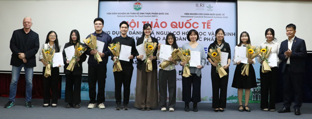 the-organizing-committee-awarded-poster-prizes-to-the-presenters