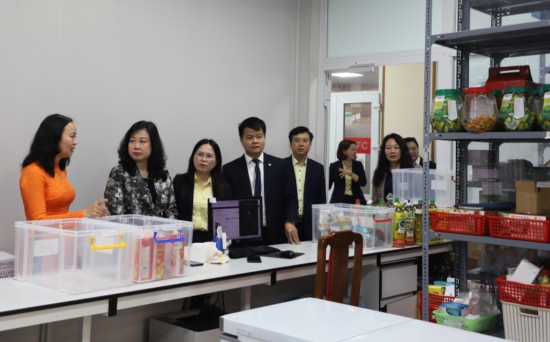 Bộ trưởng Bộ Y tế Đào Hồng Lan trao Quyết định công tác cán bộ-11