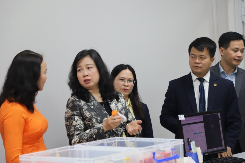 Bộ trưởng Bộ Y tế Đào Hồng Lan trao Quyết định công tác cán bộ-12