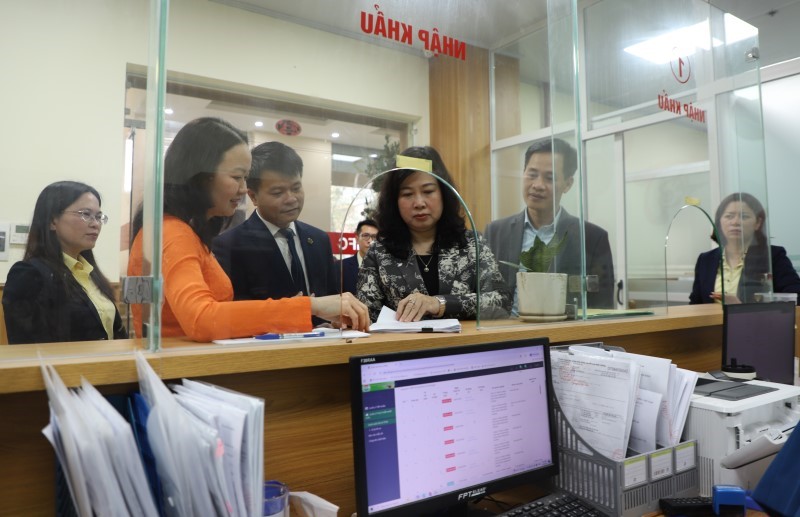 Bộ trưởng Bộ Y tế Đào Hồng Lan trao Quyết định công tác cán bộ-13