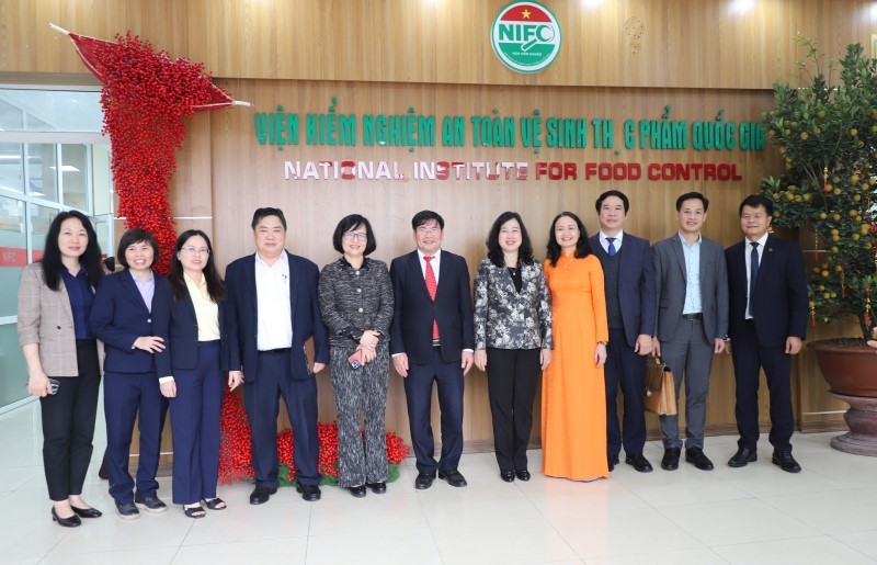 Bộ trưởng Bộ Y tế Đào Hồng Lan trao Quyết định công tác cán bộ-14