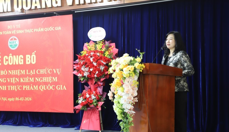 Bộ trưởng Bộ Y tế Đào Hồng Lan trao Quyết định công tác cán bộ-7