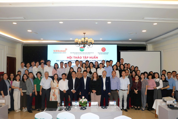 ban-to-chuc-va-dai-bieu-chup-anh-luu-niem-01