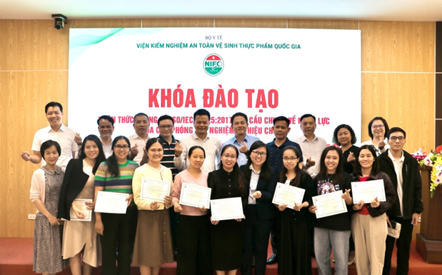 pgs-ts-tran-cao-son-pho-vien-truong-vien-ve-sinh-an-toan-ve-sinh-thuc-pham-quoc-gia-trao-chung-chi-cho-hoc-vien