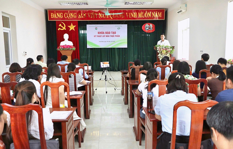 pgs-ts-tran-cao-son-pho-vien-truong-vien-kiem-nghiem-atvstpqg-dao-tao-tai-ninh-binh-01