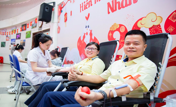 pgs-ts-tran-cao-son-pho-vien-truong-vien-kiem-nghiem-tham-gia-hien-mau