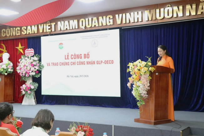 Le-Cong-bo-va-trao-chung-nhan-Cong-nhan-GLP-OECD