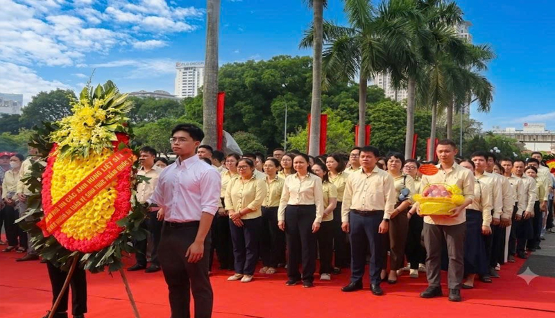 ban-lanh-dao-va-vien-chuc-nguoi-lao-dong-Vien-02