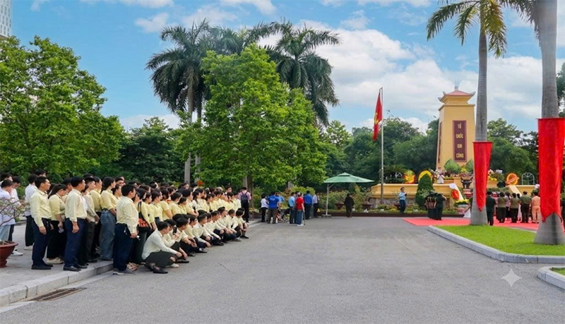 ban-lanh-dao-va-vien-chuc-nguoi-lao-dong-Vien
