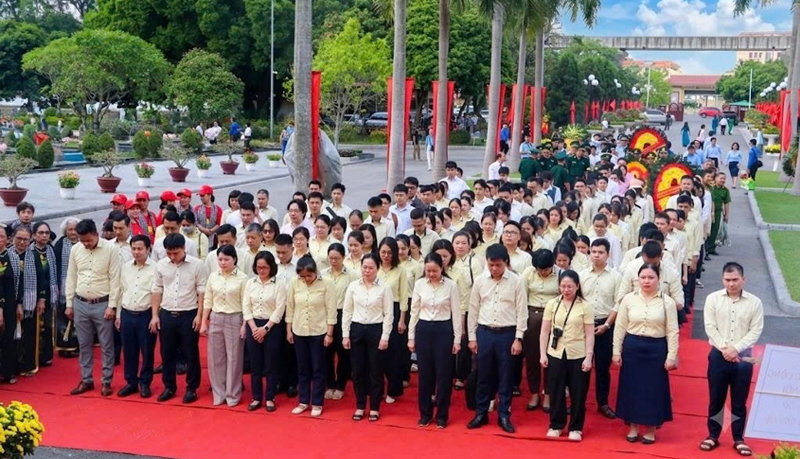 tap-the-ban-lanh-dao-va-vien-chuc-nguoi-lao-dong-dang-huong-tuong-nho-anh-hung-nghia-trang-liet-sy-tai-nghia-trang-mai-dich